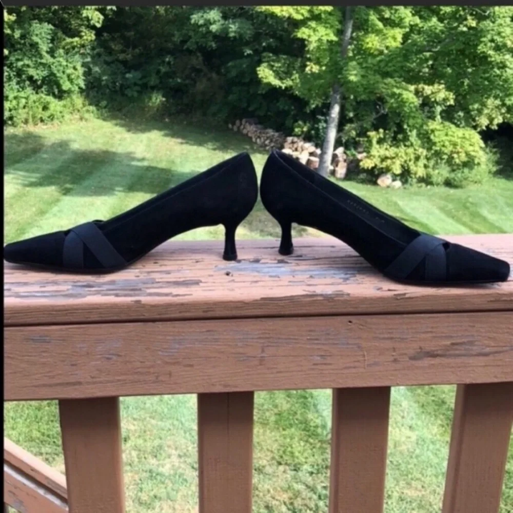 Stuart weitzman kitty heel pumps Comfy yet stylish
